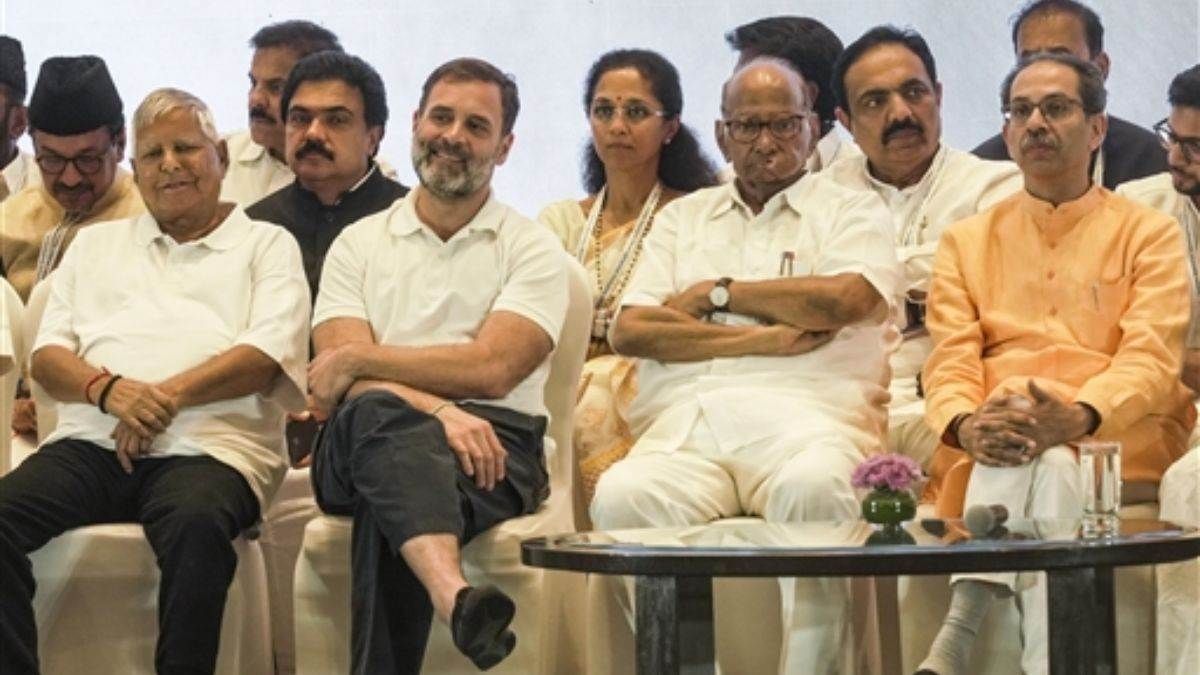 दिल्ली में जंग तेज